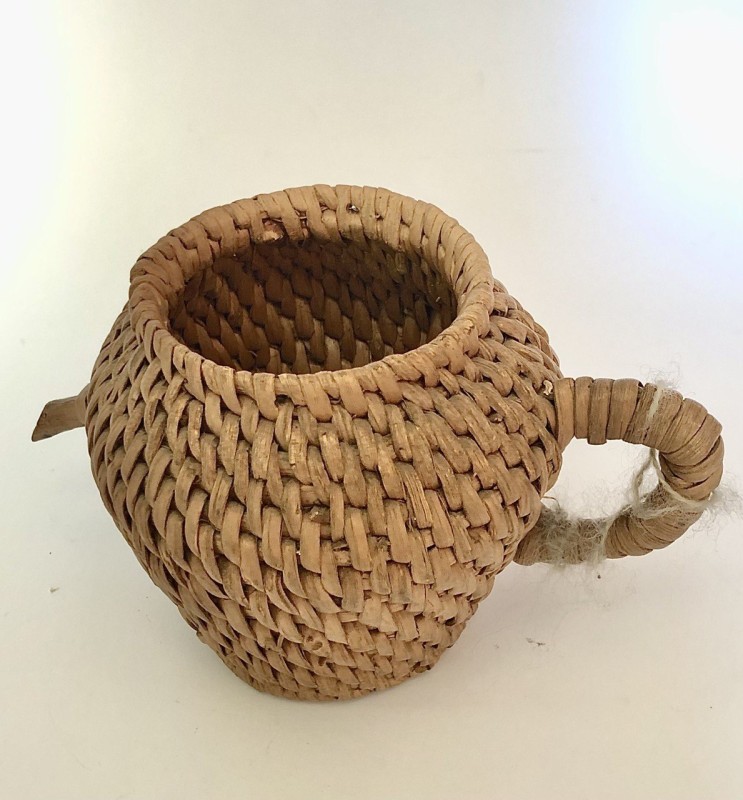 Кошичок, плетений з кореня сосни