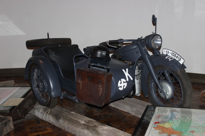 Мотоцикл BMW тип Р-12 з коляскою.