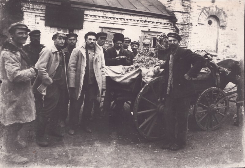 Збір колосків – злочин № 1. На знімку провинні і свідки.