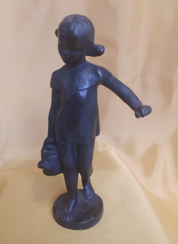 Статуетка «Дівчинка з поливальницею»