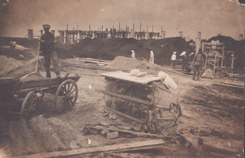 Будівництво динасового заводу ім. Дзержинського. Перший день штурмової декади на першій дільниці будівництва.