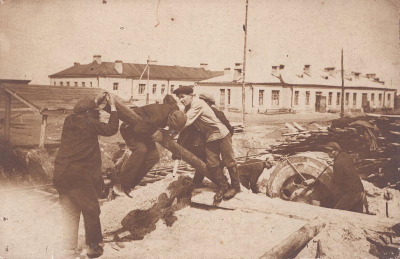 Будівництво динасового заводу ім. Дзержинського. Розвантаження деталей та обладнання з вагонів, що прибули з Німеччини.
