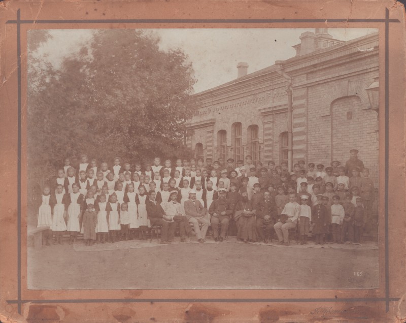 Група учнів та викладацький персонал залізничної школи ст. Гришине.