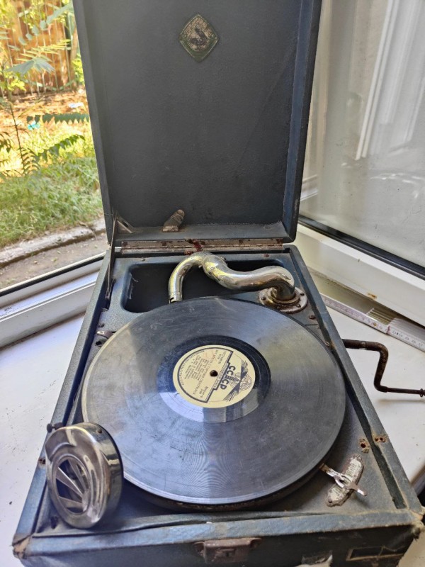 .  Патефон з пластинкою