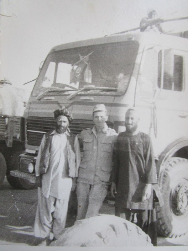 Фото групове. Назаренко Петро Павлович (офіцер, уродженець м. Бахмач) з двома афганцями.