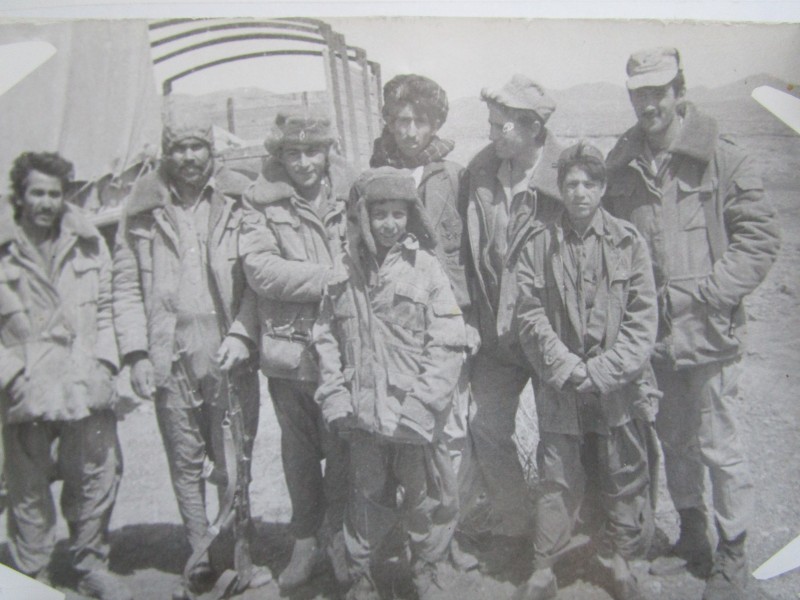 Фото групове. Радянські і афганські воїни у формі на дорозі і двоє хлопчиків.