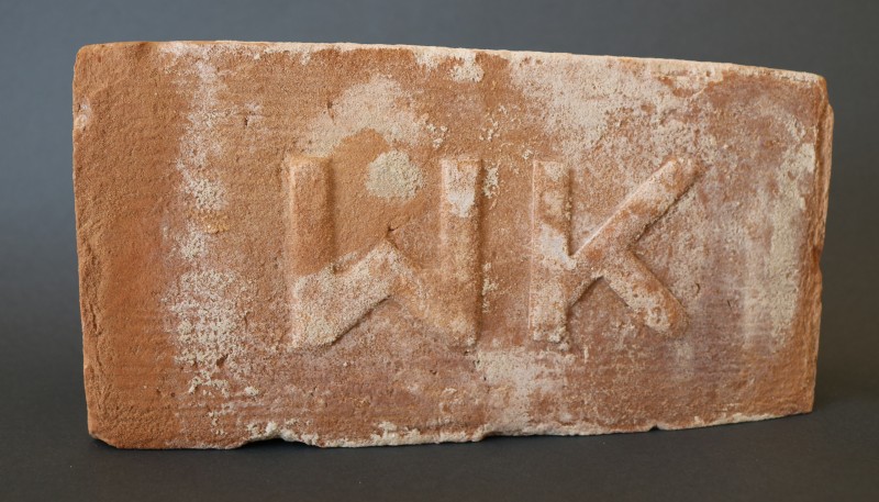 Цегла з клеймом «W K»