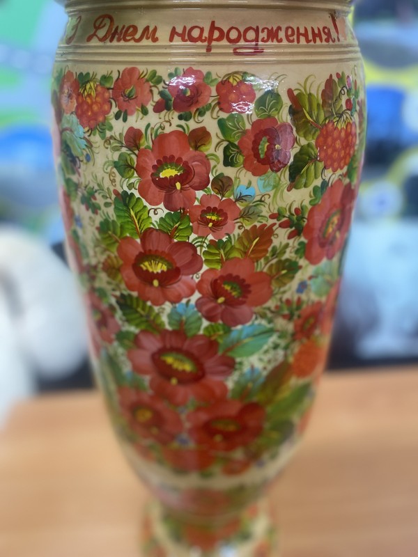 напольна ваза "Петріківська", витягнутої циліндрової форми з петриківськими орнаментами.