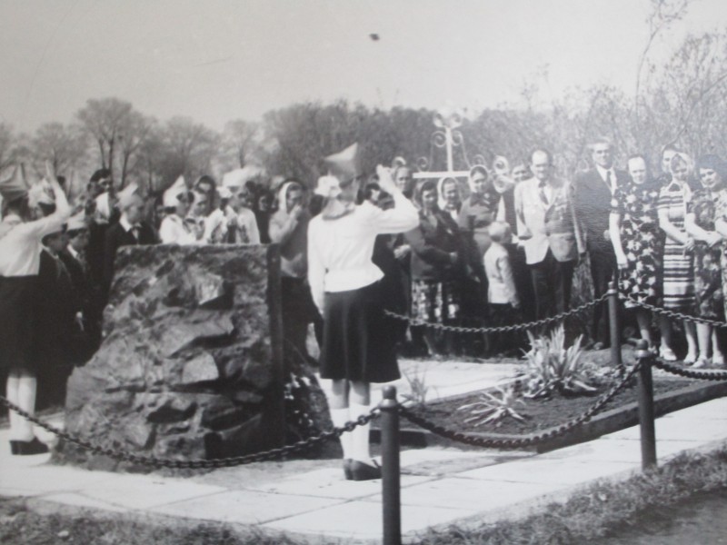 Фото групове. Відкриття пам'ятника Еделям.