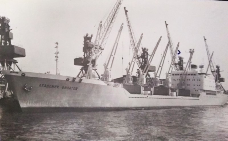 Фотографія "Теплоход "Академик Филатов" БМП в порту"