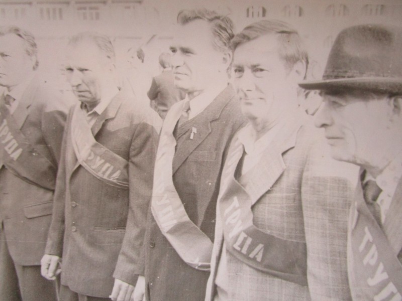 Фото групове. Вінник А.Т. в шерензі передовиків.