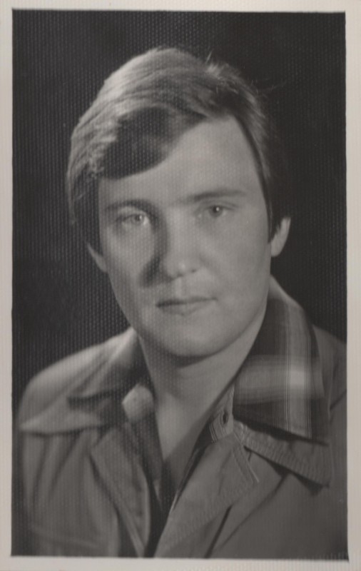 Фотографія. В. Івасюк. Одягнений в сірий жакет і сорочку в клітинку.