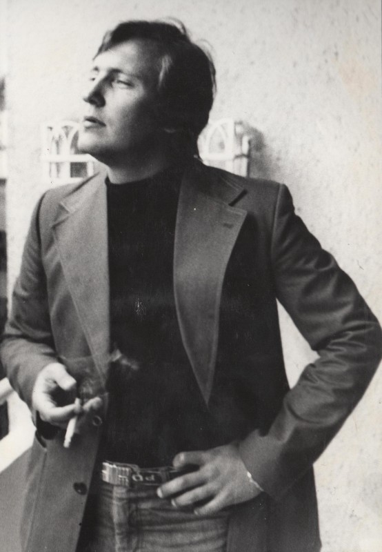 Фотографія. В. Івасюк. У правій руці тримає сигарету. 1978 рік.