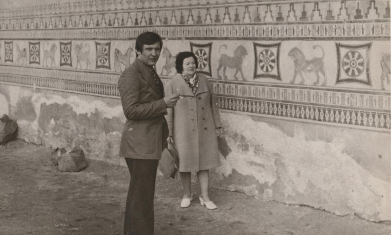 Фотографія. В. Івасюк із мамою стоять біля розмальованої стіни. Єреван. Квітень 1978 року.