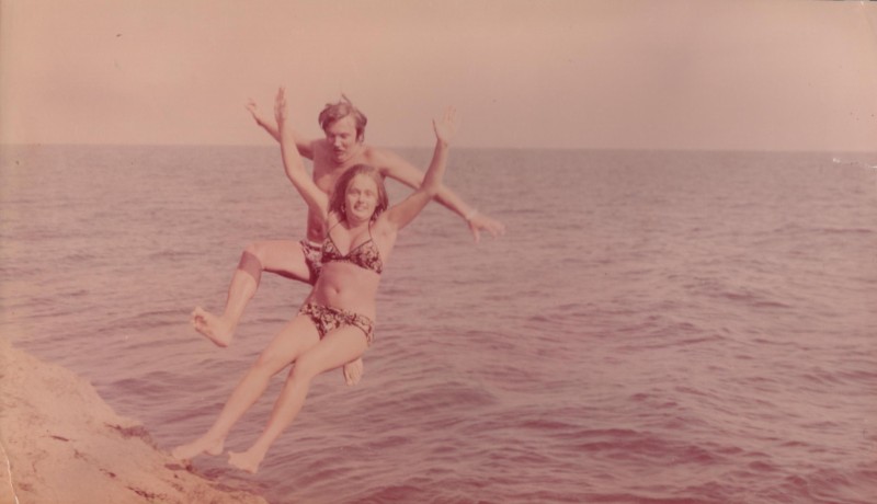Фотографія. Крим. С. Новий світ (біля Судака). В. Івасюк з сестрою Оксаною. 1974 рік.
