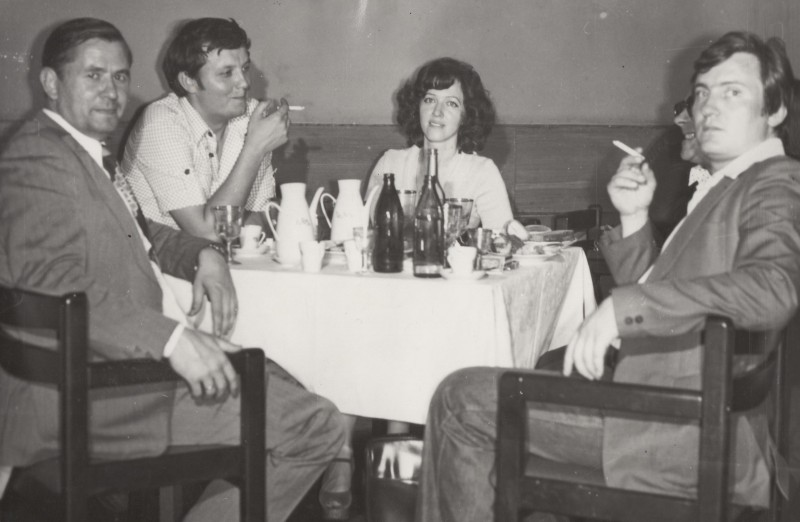 Фотографія. В. Івасюк. Сидить на кріслі за столом у ресторані. Київ, літо 1978 року.