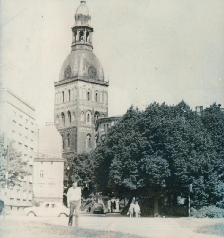 Фотографія. В. Івасюк. Позаду нього ратуша, дерева і будинки. Естонія, 1978 рік.