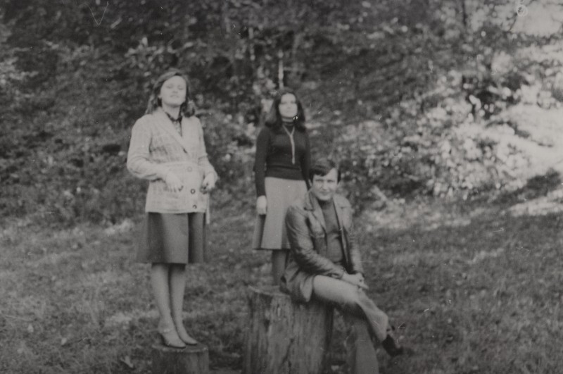 Фотографія. В. Івасюк сидить на пеньку. Поряд сестра Оксана Івасюк. Позаду нього дівчина. Жовтень 1977 року.