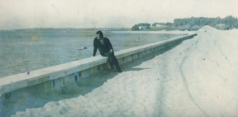 Фотографія. В. Івасюк. Сидить на набережній. Дивиться на море. Естонія, 1978 рік.