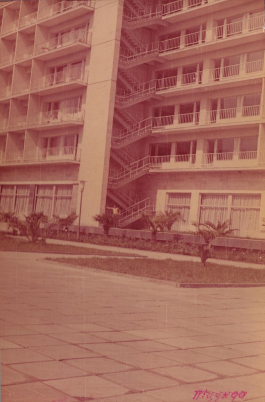 Фотографія. Івасюк Володя на фоні будинку відпочинку. Піцунда. Серпень 1978 року.