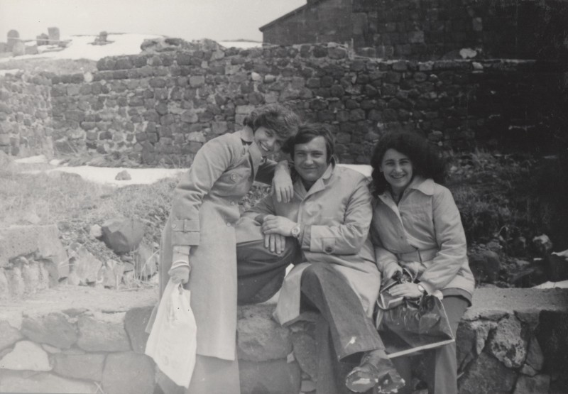 Фотографія. В. Івасюк сидить на мурі із двома дівчатами.