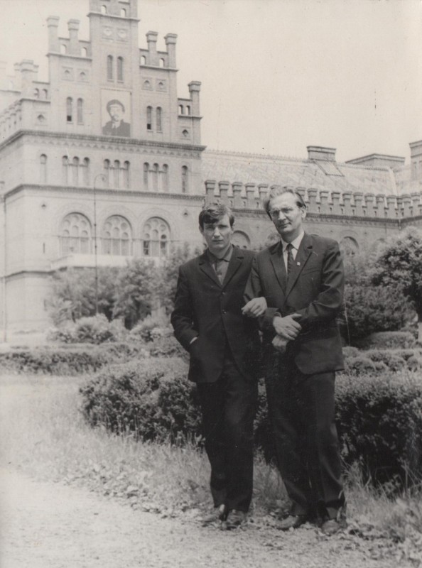 Фотографія. В. Івасюк з батьком М. Івасюком на території ЧДУ. 13 червня 1971 року.