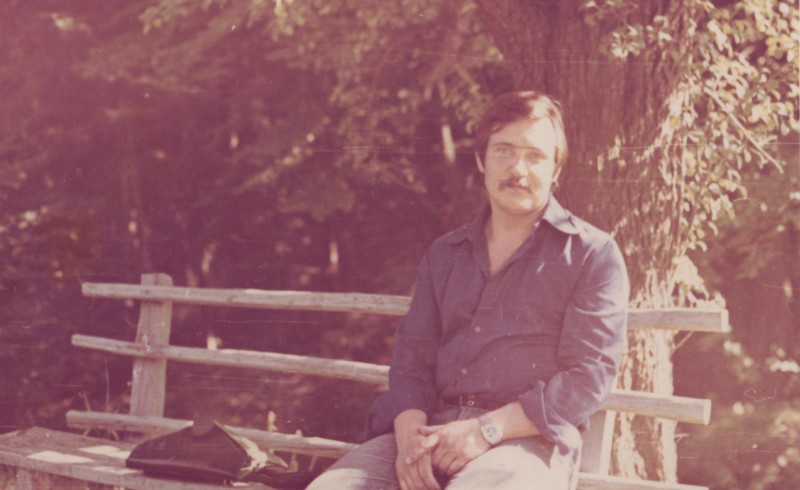 Фотографія. В. Івасюк. Сидить на лавці. Трускавець. Червень 1977 року.