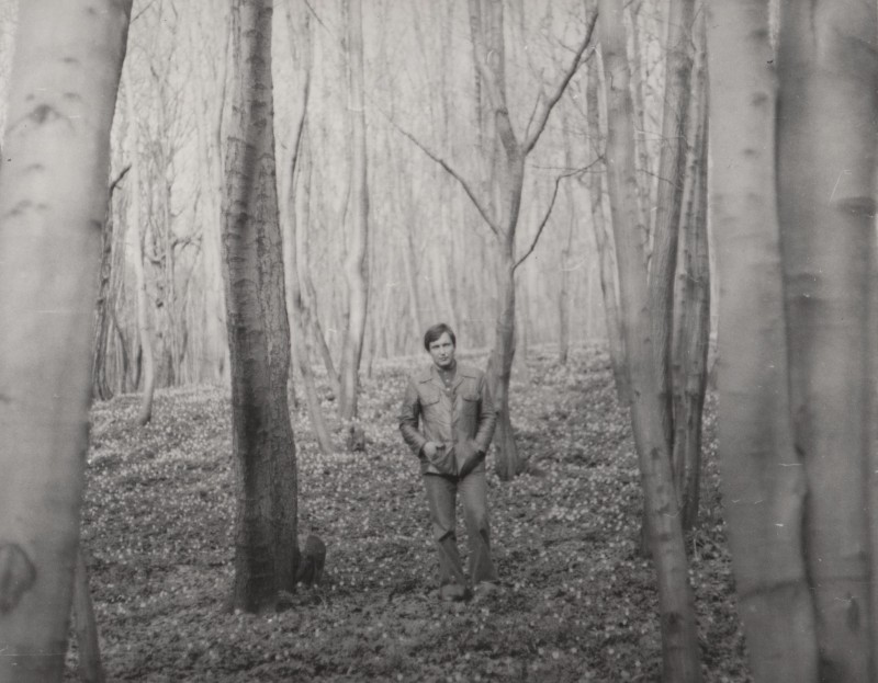 Фотографія. В. Івасюк. Він стоїть у лісі. Весна 1978 року.