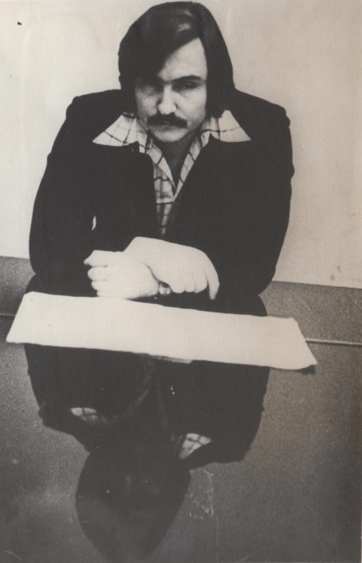 Фотографія. Чорно-біла. Портрет. В. Івасюк стоїть біля рояля. 1978 рік.