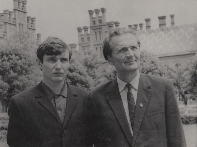 Фотографія. В. Івасюк з батьком Михайлом Григоровичем на території університету. 13 червня 1971 року..