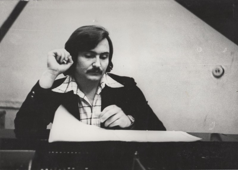 Фотографія. В. Івасюк сидить за роялем (кришка рояля піднята). 1978 рік.