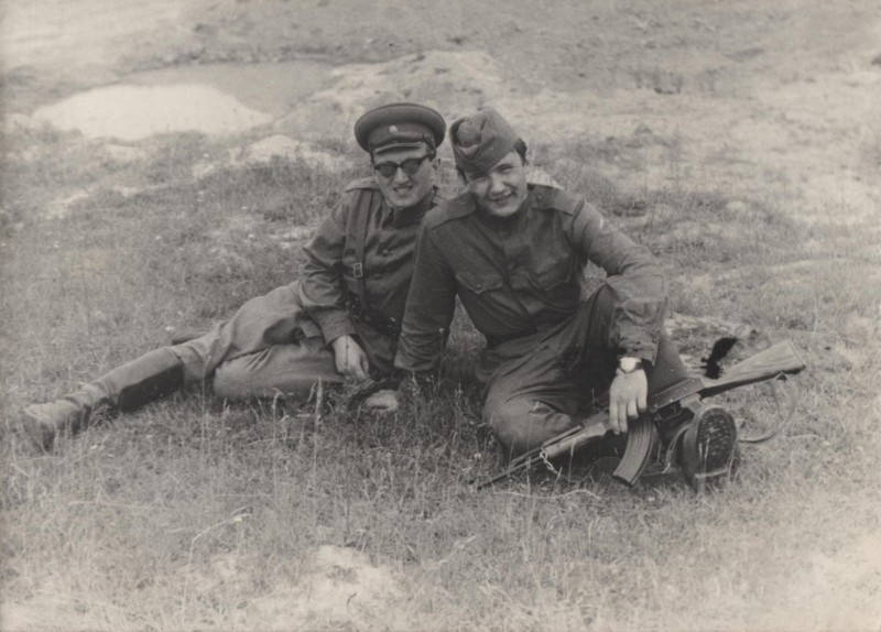 Фотографія. В. Івасюк із чоловіком в окулярах. Новоград-Волинський. Липень 1972 року.