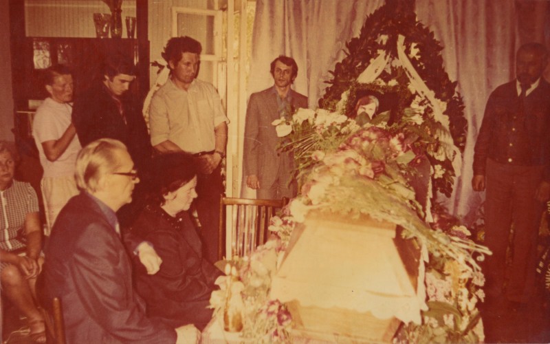 Фотографія. Похорон В. Івасюка. На фото М. Івасюк, С. Івасюк, А. Крим, Н. Яремчук. Львів. 22 травня 1979 року.