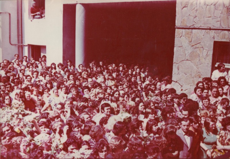 Фотографія. Похорон В. Івасюка. На подвір’ї будинку, в якому мешкав Володя. Львів. 22 травня 1979 року.