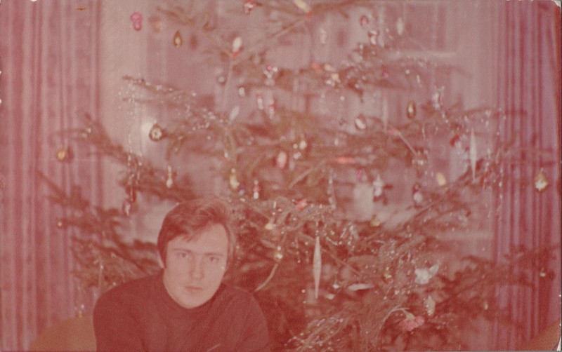 Фотографія. В. Івасюк біля новорічної ялинки. Львів. 1979 рік