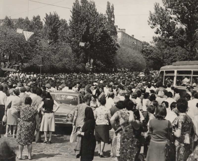 Фотографія. Похорон В. Івасюка. Поворот з вулиці Маяковського на вулицю Мєчникова. Львів. 22 травня 1979 року.