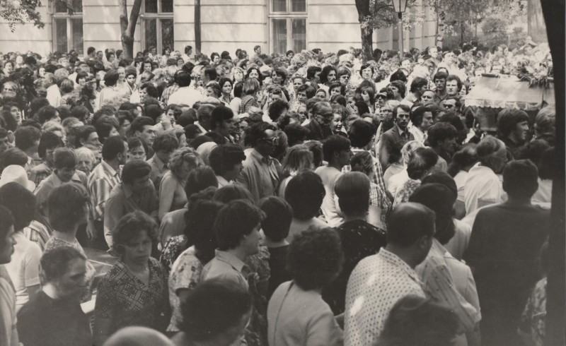 Фотографія. Похорон В. Івасюка. З правої сторони видно труну, на ній квіти. Львів. 22 травня 1979 року.