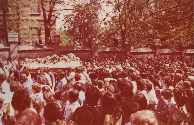 Фотографія. Похорон В. Івасюка. Зліва несуть труну з квітами. Львів. 22 травня 1979 року.