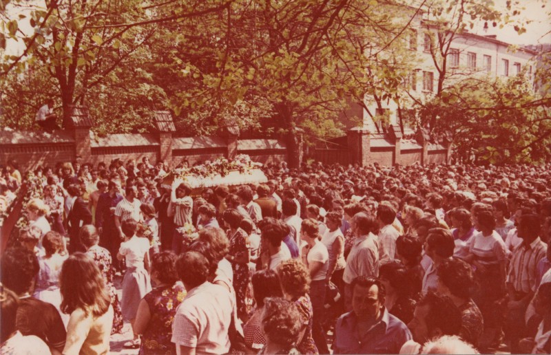 Фотографія. Похорон В. Івасюка. Посередині несуть труну з квітами. Львів. 22 травня 1979 року.