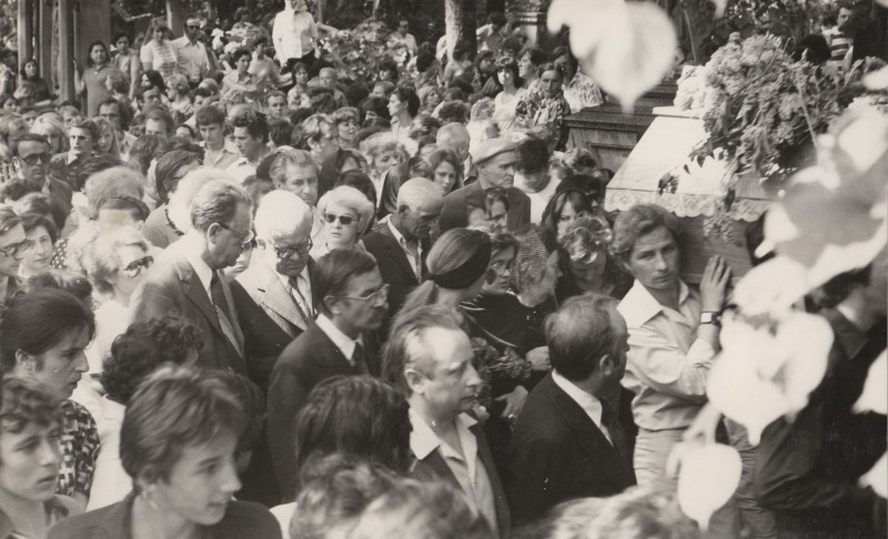 Фотографія. Похорон В. Івасюка. Справа на фотографії видно частину домовини і хлопця, що її несе. Львів. 22 травня 1979 року.