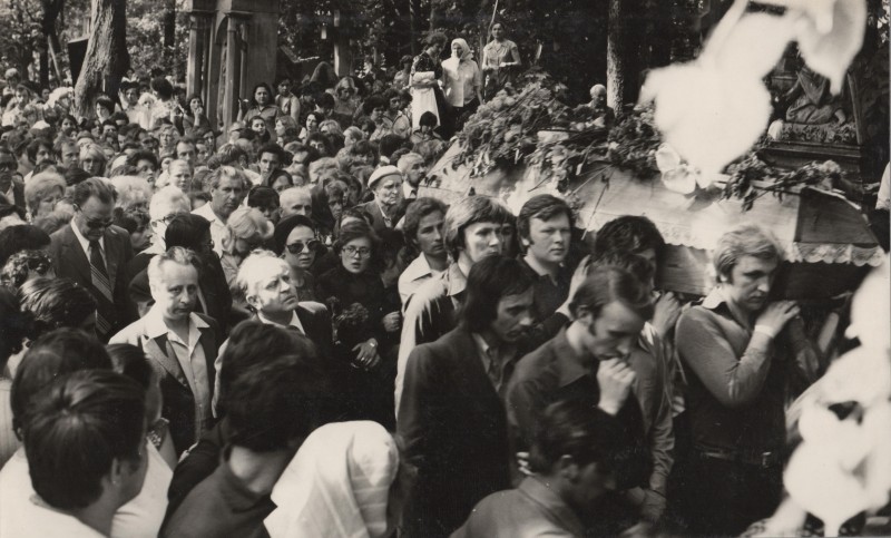 Фотографія. Чорно-біла. Сюжетна. Похорон В. Івасюка. На фото О. Івасюк, Л. Шкуркіна, В. Зінкевич. Львів. 22 травня 1979 року.