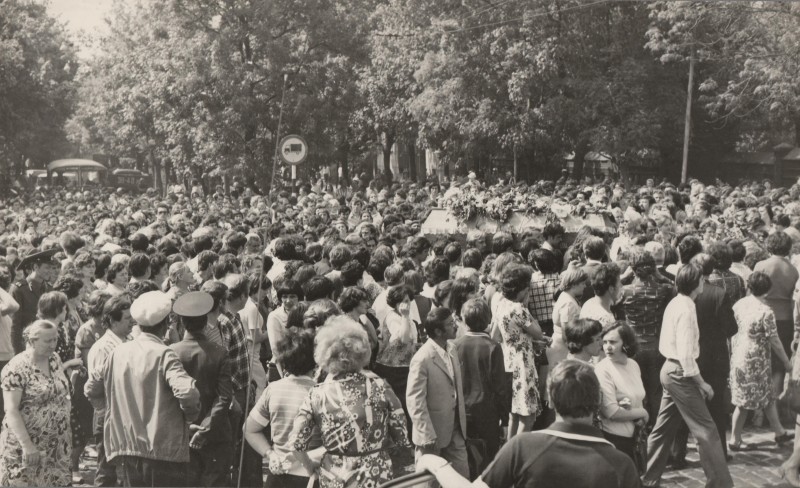 Фотографія. Похорон В. Івасюка. Зліва видно машини. Львів. 22 травня 1979 року.