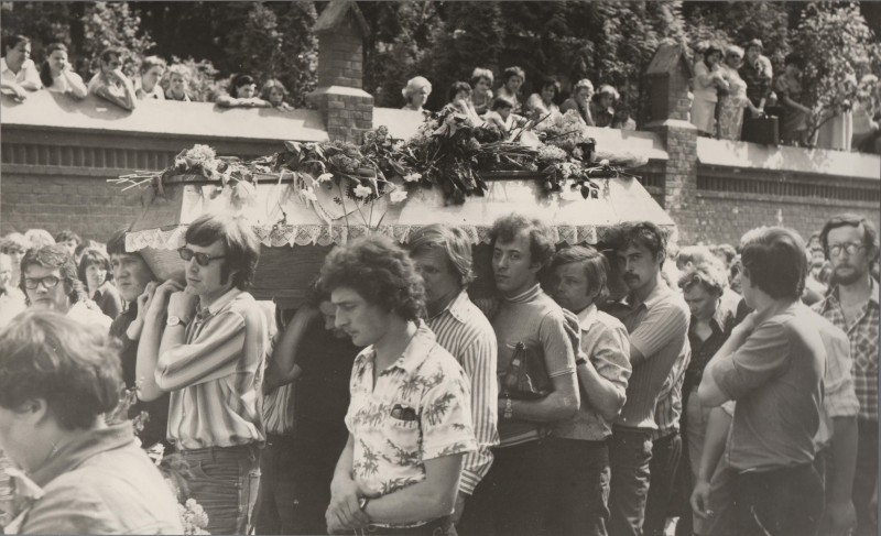 Фотографія. Похорон В. Івасюка. Студенти консерваторії несуть труну. Львів. 22 травня 1979 року.