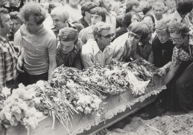 Фотографія. Похорон В. Івасюка. Студенти консерваторії опускають труну. Львів. 22 травня 1979 року.