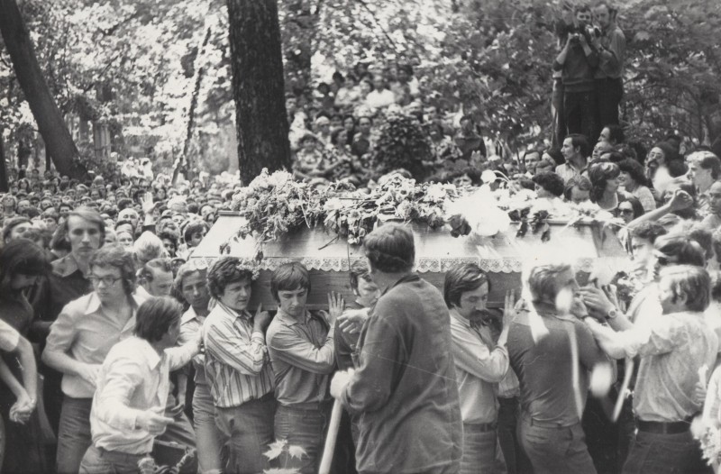 Фотографія. Похорон В. Івасюка. Труну видно збоку, на ній квіти. Львів. 22 травня 1979 року.
