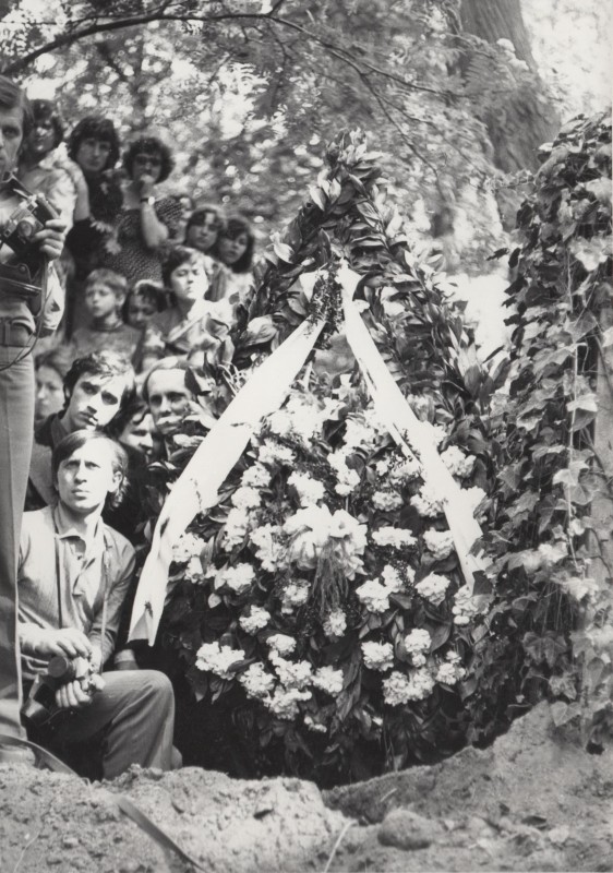 Фотографія.  У центрі великий вінок з білих квітів і стрічкою. Львів. 22 травня 1979 року.