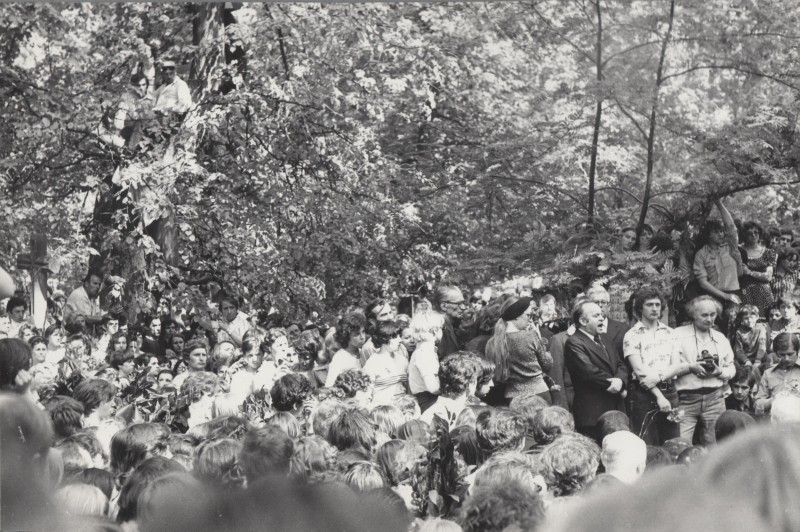 Фотографія. Похорон В. Івасюка. Схожа на фотографію за № 63. Знято трохи лівіше. Львів. 22 травня 1979 року.