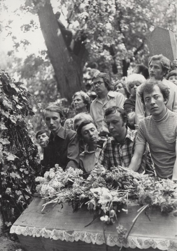 Фотографія. Похорон В. Івасюка. На передньому плані видно труну. Львів. 22 травня 1979 року.
