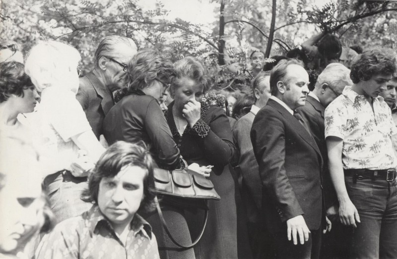 Фотографія. Похорон В. Івасюка. На кладовищі в оточенні людей М. Івасюк, О. Івасюк, Р. Братунь. Львів. 22 травня 1979 року.