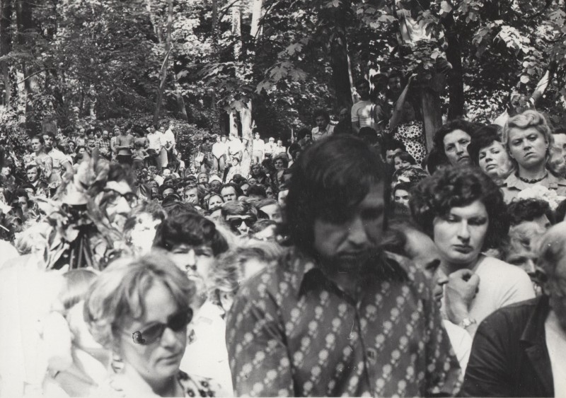 Фотографія. Похорон В. Івасюка. На передньому плані чоловік з похиленою головою з довгим волоссям. Львів. 22 травня 1979 року.